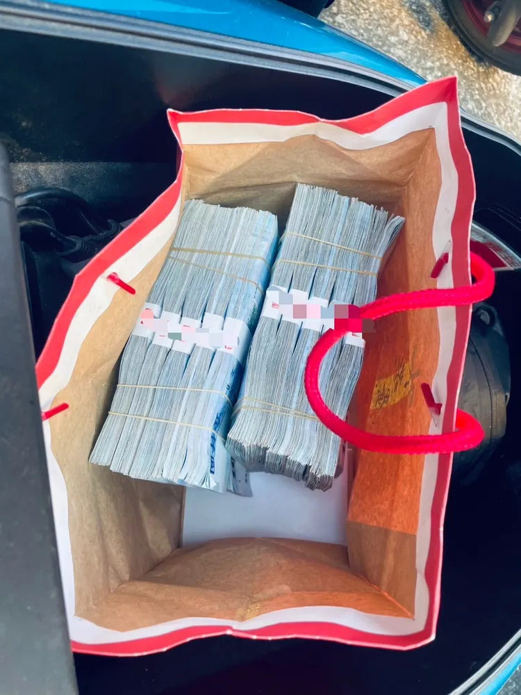 葉男在警方、郵局及家人勸說下，將領出來的200萬元再回存。民眾提供