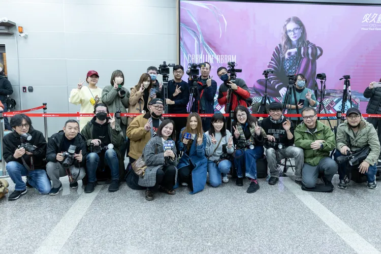 倉木麻衣主動跑過來與媒體合照。COME ON JKSSP提供