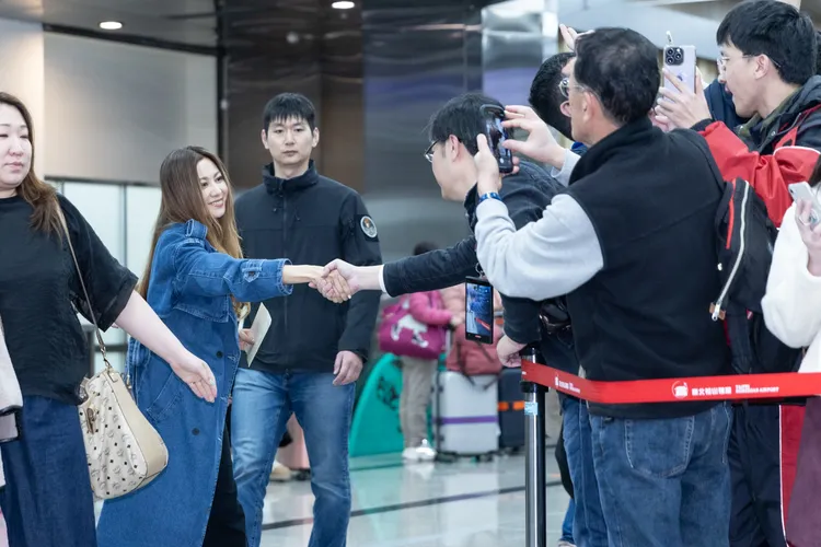 倉木麻衣寵粉無極限，逐一握手跟粉絲打招呼。COME ON JKSSP提供