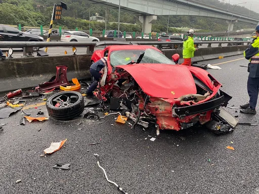 保時捷國道自撞慘狀曝光 駕駛遭拋飛!2人送醫急救中