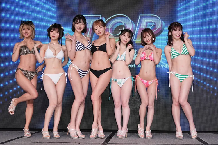 渚光希（左起）、善場麻美、美谷朱音、濱崎真緒、藤田柚子、栗山莉緒、十束流羽現身助陣。彭欣偉攝