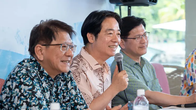 地方頻傳總統府秘書長潘孟安（左）也是可能黑馬。翻攝自賴清德臉書