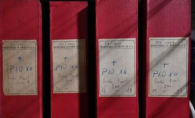 教宗庇護十二世相關檔案。翻攝自每日郵報@MailOnline 