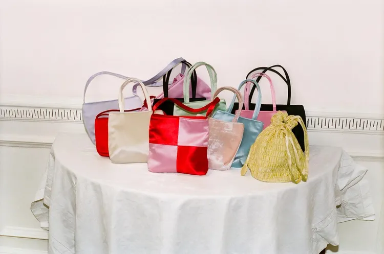 hai以經典絲綢小手袋聞名。品牌提供