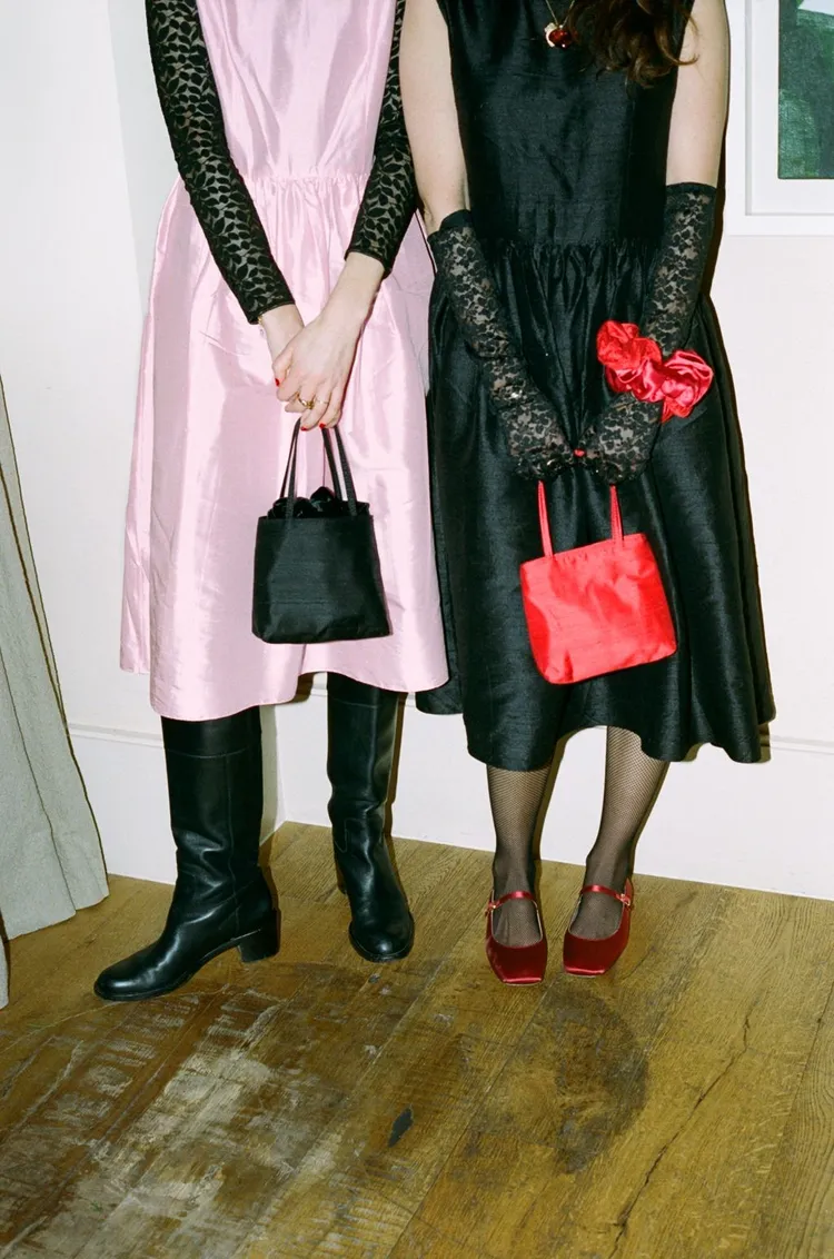 絲綢手袋簡約又不易過時的時髦外觀相當百搭。品牌提供