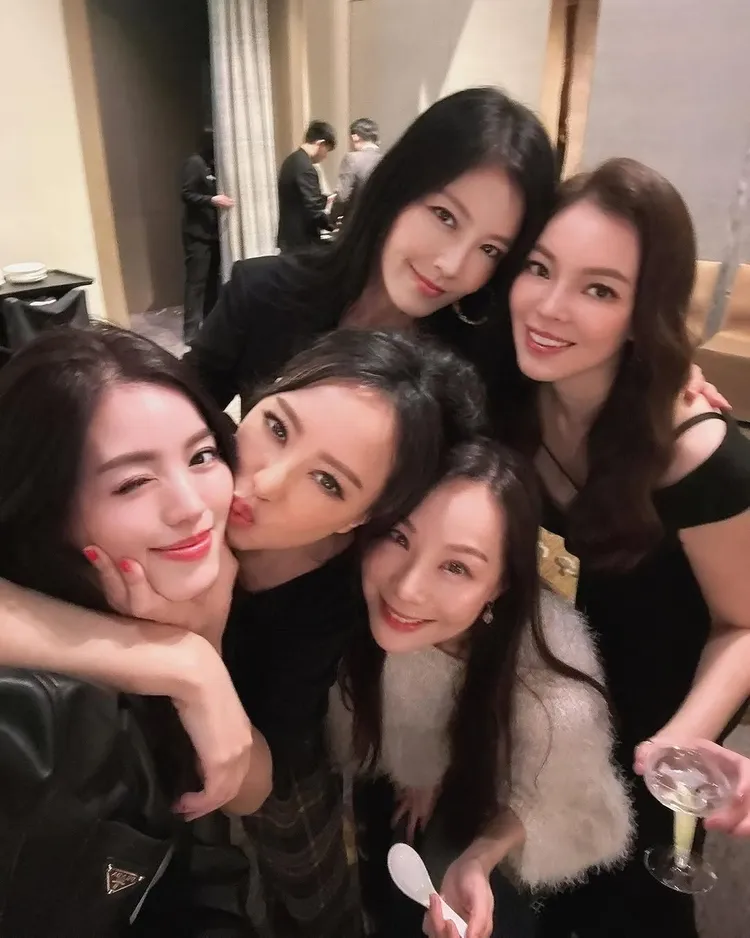 關穎與名媛閨蜜們合影。翻攝關穎IG