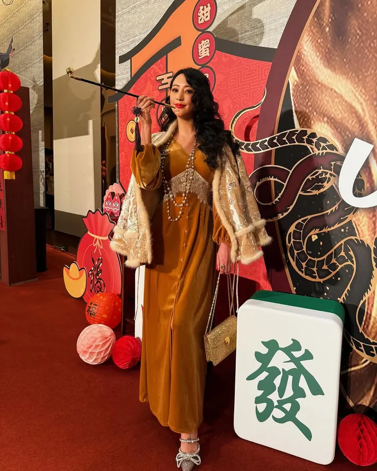 關穎民初貴婦造型風情萬種。翻攝關穎IG