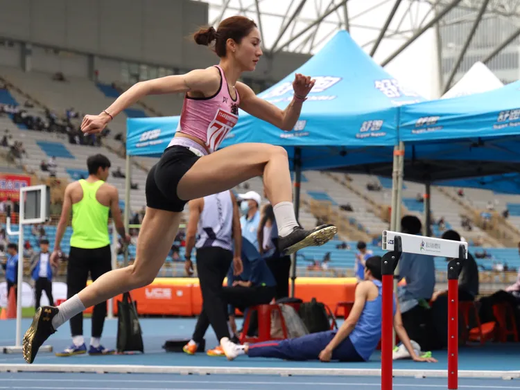 羅佩琳奪北市春季盃女子400公尺跨欄金牌。查爾斯運動提供
