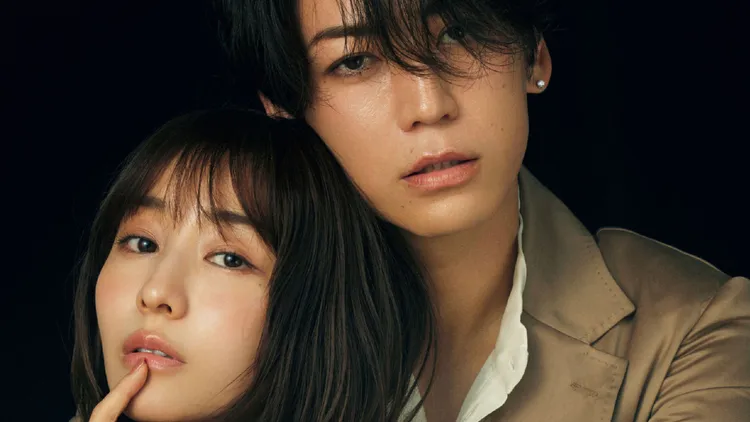 龜梨和也（右）與田中美奈實曾同上美容雜誌對談，網友認為很登對。翻攝《MAQUIA》