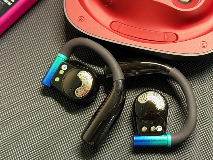 Cleer Arc 3 Max雖然使用開放式設計，但音質表現相當出色，還支援杜比音效與主動降噪以及IPX7的防水等級。趙筱文攝