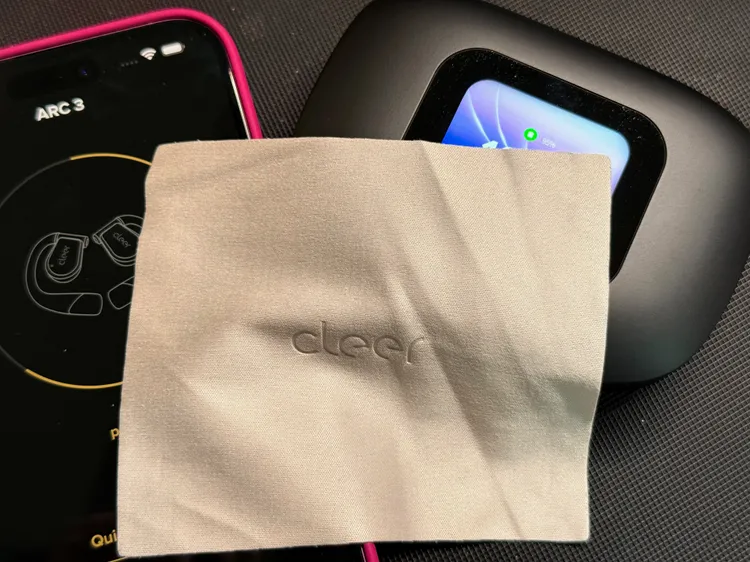 要注意的是觸控螢幕相當容易沾染指紋，不過Cleer Arc 3 Max隨盒附有專屬拭淨布。趙筱文攝