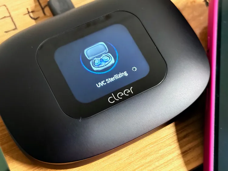 蓋上盒蓋就會自動開始消毒，這對適合用來運動的Cleer Arc 3 Max來說真的很重要。趙筱文攝