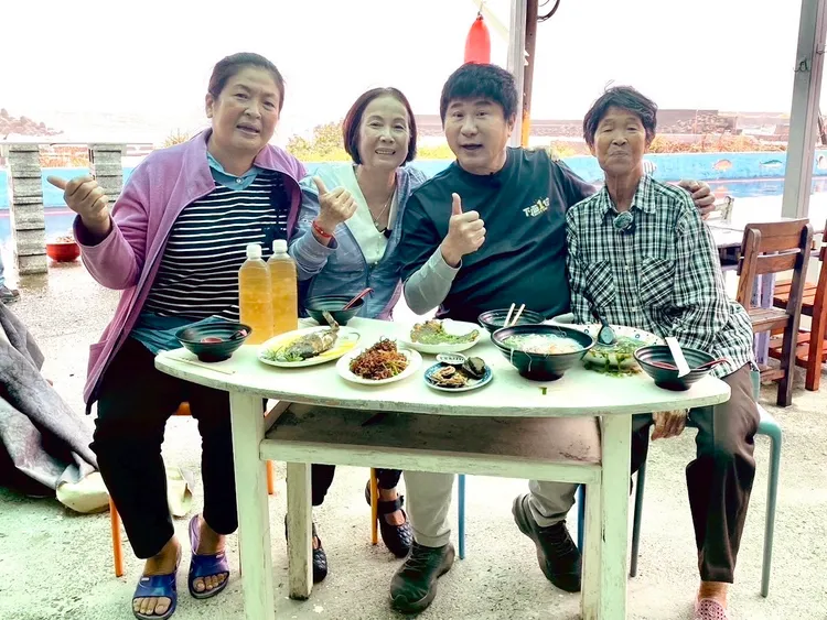 胡瓜（右二）開心與民眾合影。《下面一位》提供