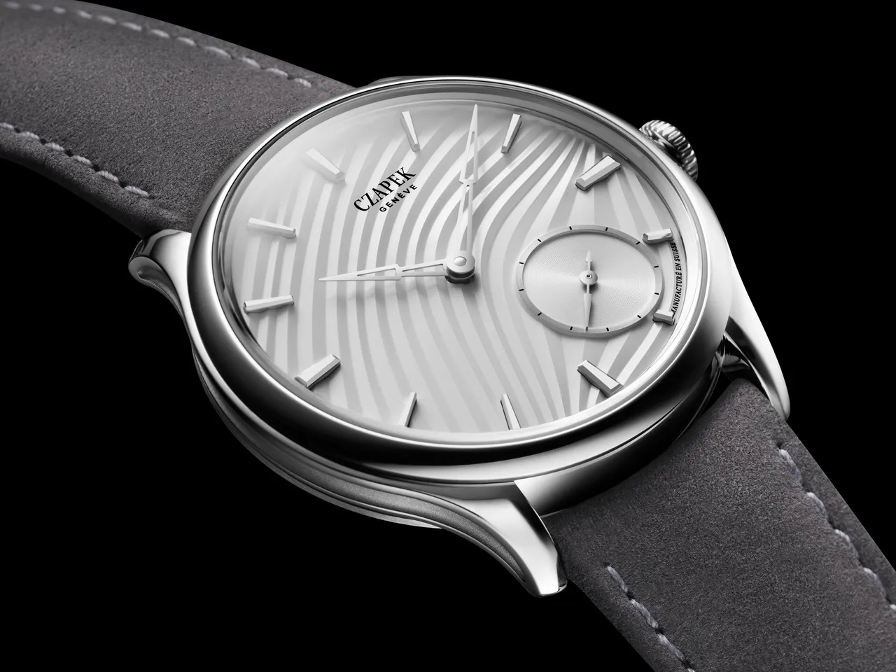 Czapek & Cie Promenade Plissé腕錶,錶盤設計感源自紡織品,呈現獨特的非對稱佈局,以4:30位置的小秒盤為中心向外輻射。品牌提供
