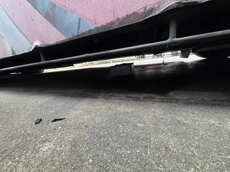 客運站內1輛公車疑似管線老舊加上天寒氣溫低使得油管劣化，不慎洩漏柴油，現場人員以容器緊急承接大部分洩漏的柴油，事後清洗漏油地面時，殘留油花藉由側溝流至河川。環保局提供