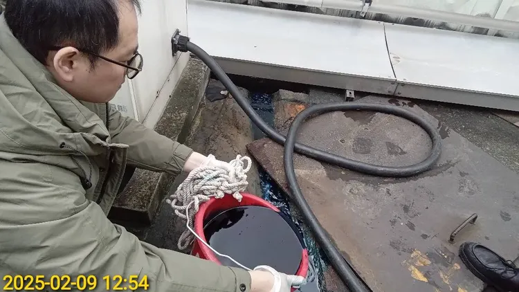 稽查員以示蹤劑確倒入廠區側溝，確認水流的流向。環保局提供