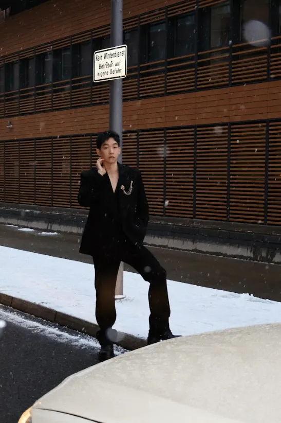 王可元在柏林下雪街頭拍照留念。凱渥提供