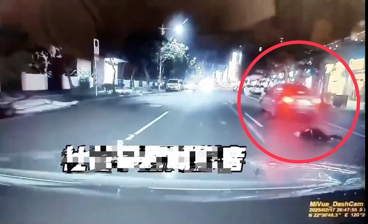 許女被撞飛落地，又被後方來車輾過，傷重不治。翻攝「社會事新聞影音」