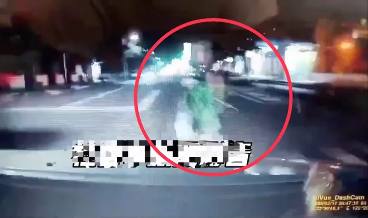 林男駕車通過路口，看到許女走在斑馬線上時已來不及。翻攝「社會事新聞影音」