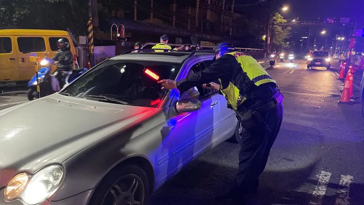 汐止警在各路段攔檢車輛。警方提供