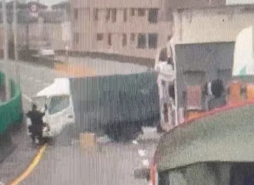 天雨路滑小貨車自撞護欄 駕駛幸未受傷!自行開車向警方報案