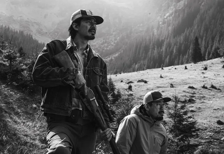 趙寅成（左）在羅泓軫執導的《希望》飾演年輕獵人。翻攝羅泓軫IG