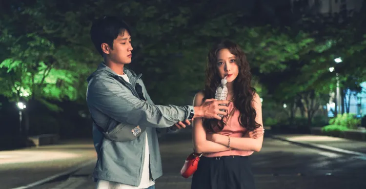 潤娥（右）在《惡魔搬來了》飾演安普賢的惡魔鄰居。翻攝naver