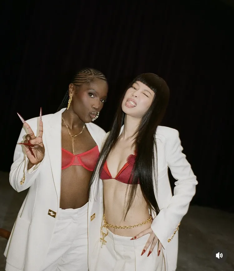 Jennie（右）、Doechii（左）在MV中穿起「姊妹裝」。翻攝Jennie IG