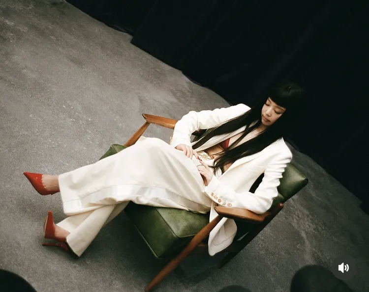 Jennie以Schiaparelli白色西裝搭配Qseree紅色比基尼。翻攝Jennie IG