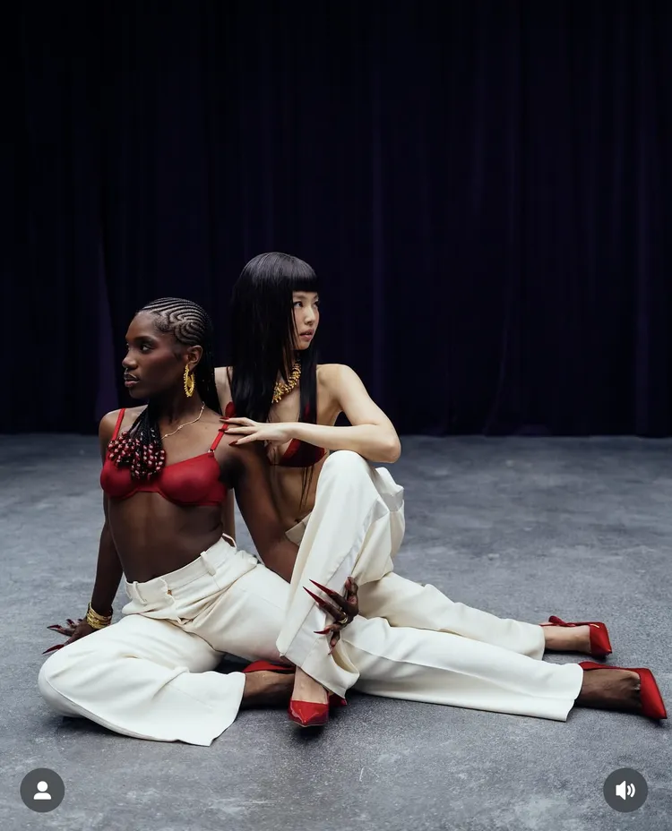 Jennie（右）、Doechii（左）在MV中穿起「姊妹裝」。翻攝Jennie IG