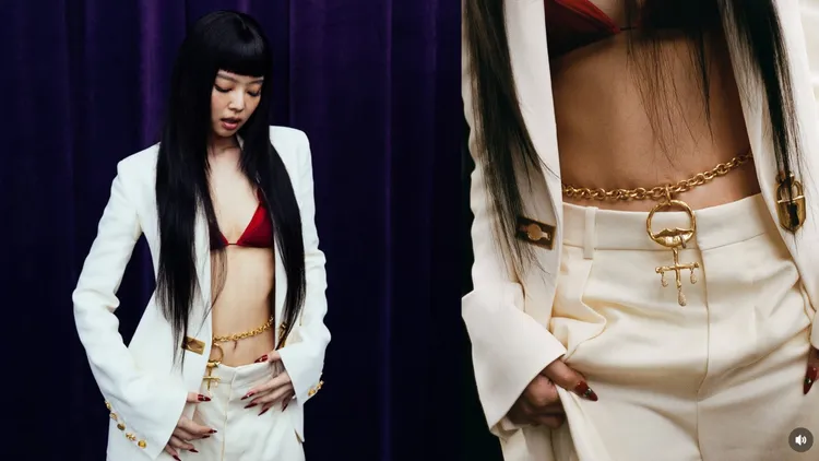 Jennie將Schiaparelli嘴唇造型的金色長項鍊纏繞在自己的水蛇腰上。翻攝Jennie IG