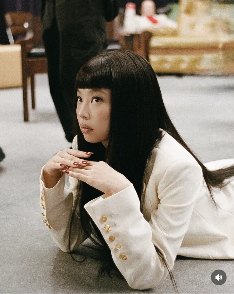 Jennie剪起1頭不好駕馭的眉上齊劉海。翻攝Jennie IG