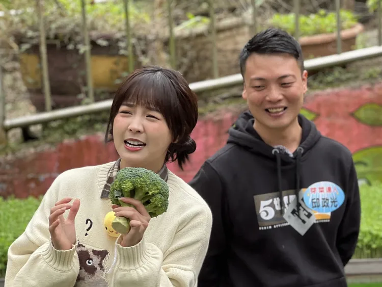 籃籃（前）拿出綠花椰菜當麥克風，邊試吃邊即興熱舞。民視提供