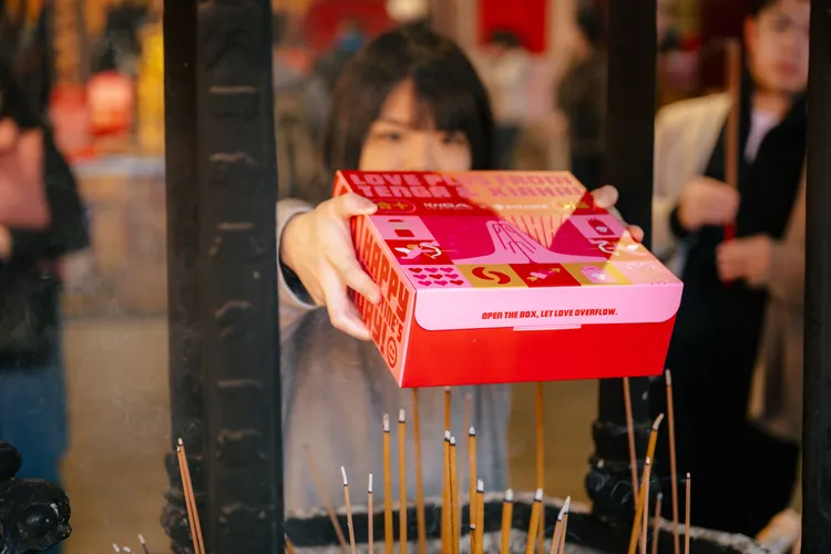 台北霞海城隍廟親自傳授拜月老指南及三大TIPS，新年想脫單，帶著TENGA禮盒一起來霞海城隍廟參拜吧。業者提供