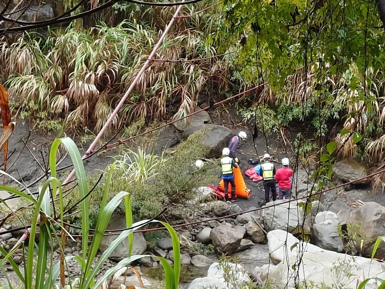 警消搶救傷者，但已無氣息。翻攝畫面