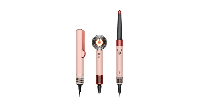 山櫻粉美髮系列售價由左至右分別為：直髮器16,600元、吹風機15,600元、智慧吹風造型器17,600元。Dyson提供