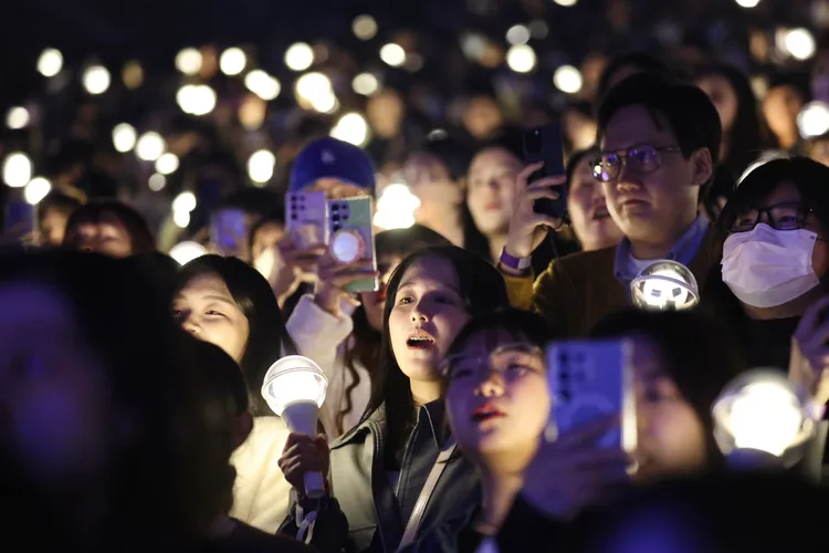 全場粉絲拿著手燈大聲應援。莊宗達攝