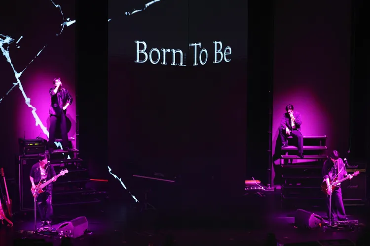 N.Flying貝斯手徐東成（左起）、隊長李承協、主唱柳會勝、吉他手車勳熱力開場。莊宗達攝