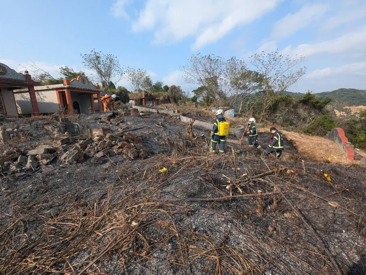 因掃墓而引發的火警。桃園市消防局提供