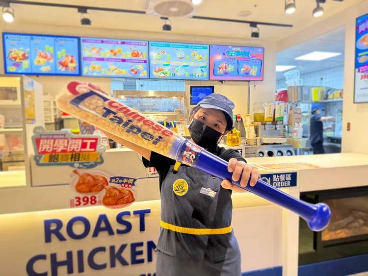 門市同步販售看球賽超適合的「巨大球棒爆米花」。21Plus提供