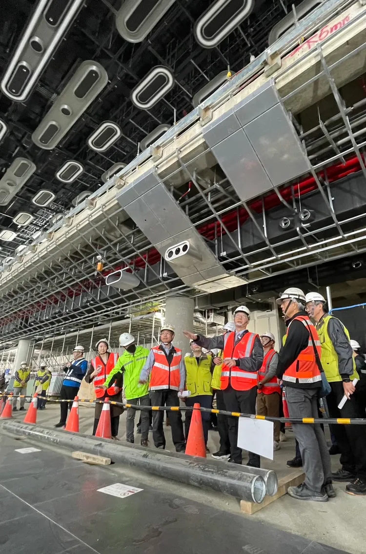 交通部長陳世凱等人至第三航廈施工現場視察。桃機提供