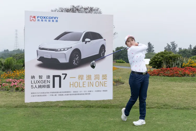 鴻海科技集團贊助設立「一桿進洞獎」 中國信託贊助設立「最低桿特別獎」，圖為鴻海贊助的台灣最強新人吳佳晏選手揮桿。鴻海提供