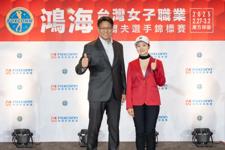 上屆冠軍日本選手川﨑春花受邀出席記者會獲頒2024年賽事冠軍外套。鴻海提供