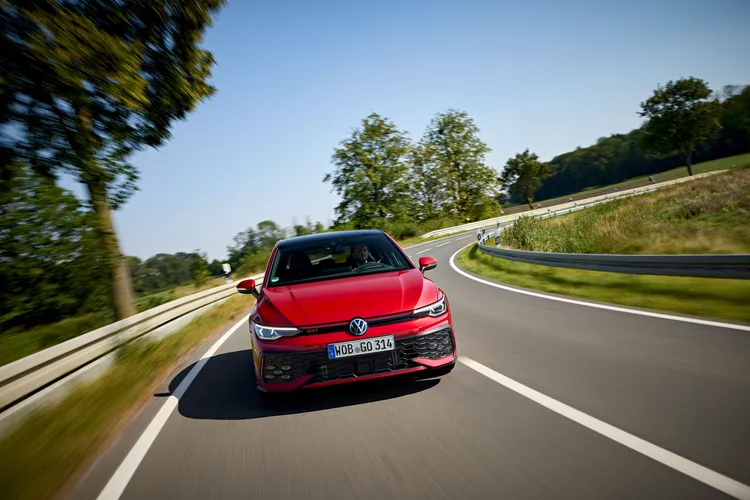 Volkswagen小改款Golf在保留經典設計的同時，帶來更現代化的數位座艙與駕駛輔助系統，讓駕馭體驗更加進化。業者提供