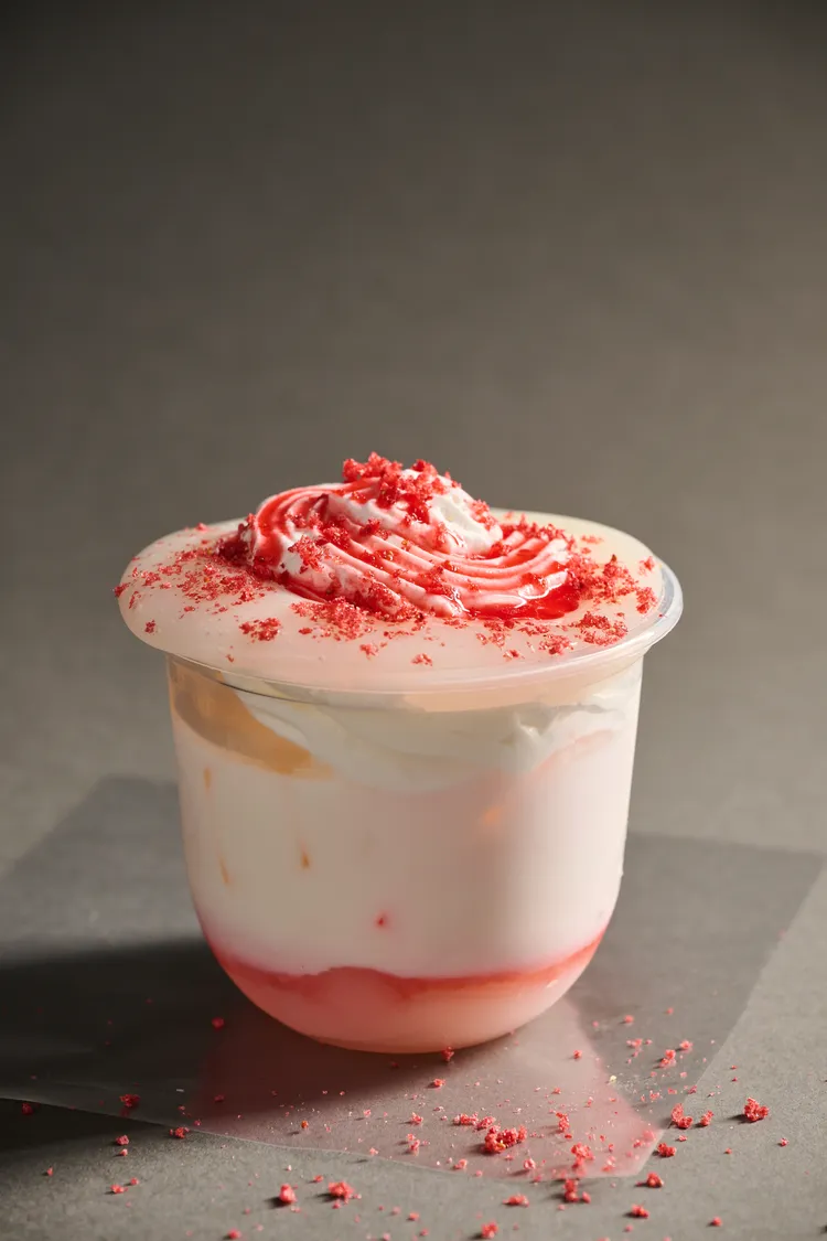 草莓牛奶大福飲130元。業者提供