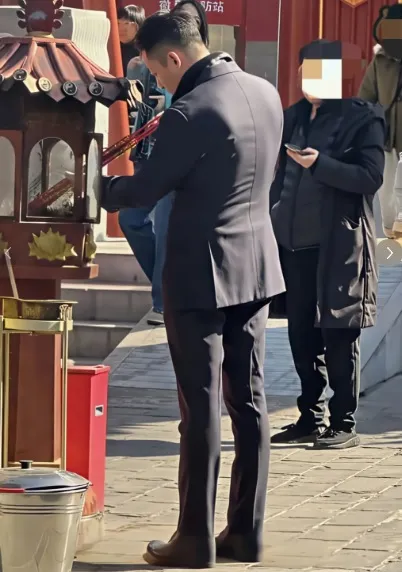 汪小菲在北京寺廟上香。翻攝冷不冷靜小紅書