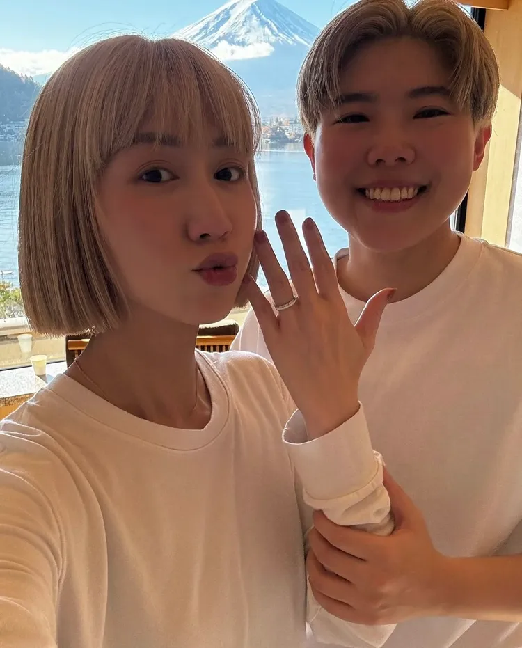 《綜藝3國智》瑪麗曬出婚戒。翻攝瑪麗IG