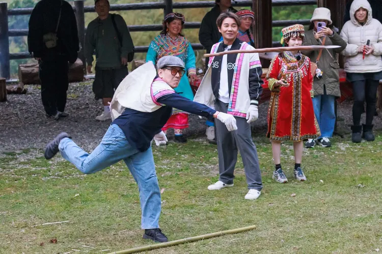 高捷（左）體驗原民射獵活動。好看娛樂提供