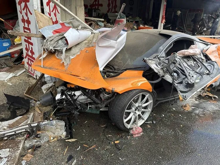 新車價1700萬麥拉倫超跑幾乎撞爛。翻攝照片