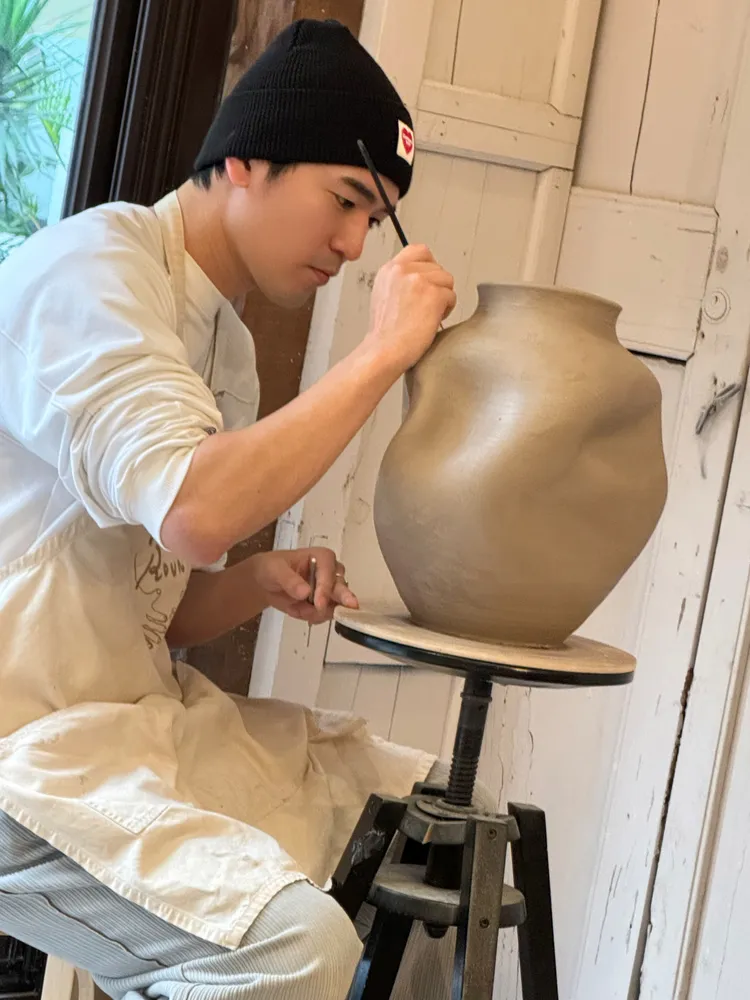 涂善存專注陶土簽名。佳葳娛樂提供